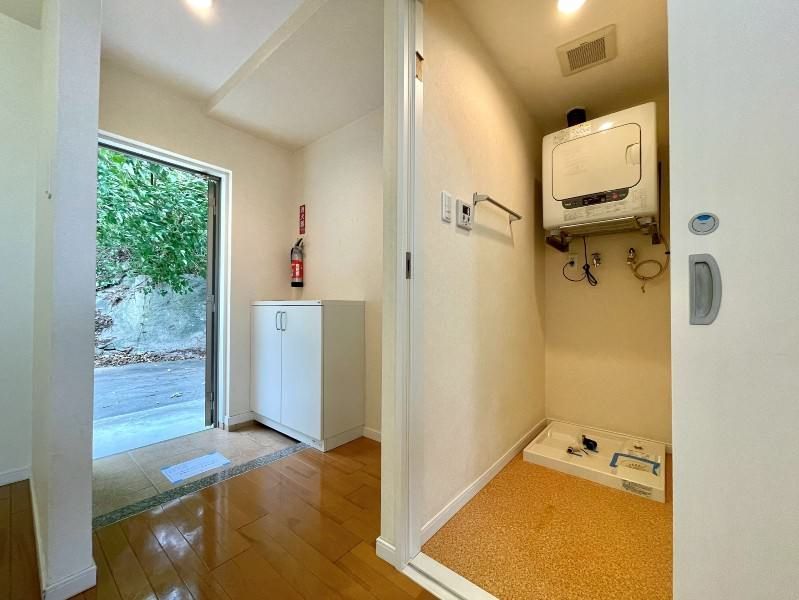 1LDK Apartment for Rent in Itoman, Okinawa with Counter Kitchen - Thumbnail 4