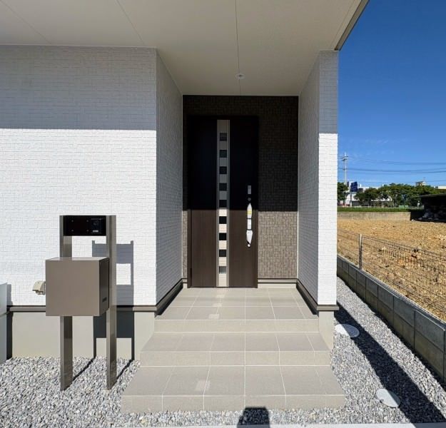 New 3LDK House in Uruma City, Okinawa with 2 Car Parks - Thumbnail 2