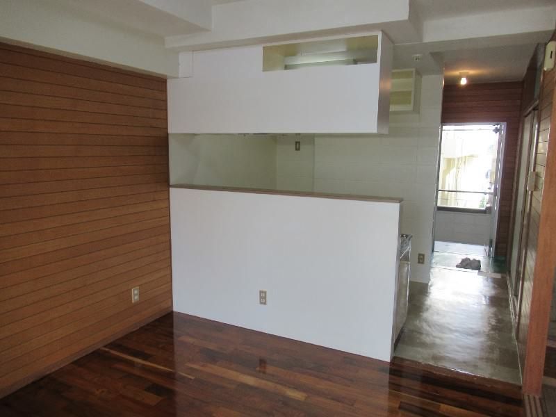 2DK Apartment for Rent in Urasoe, Okinawa Near Sports Park - Thumbnail 3