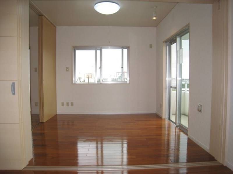 2LDK Apartment for Rent in Tomigusuku City, Okinawa - Thumbnail 2