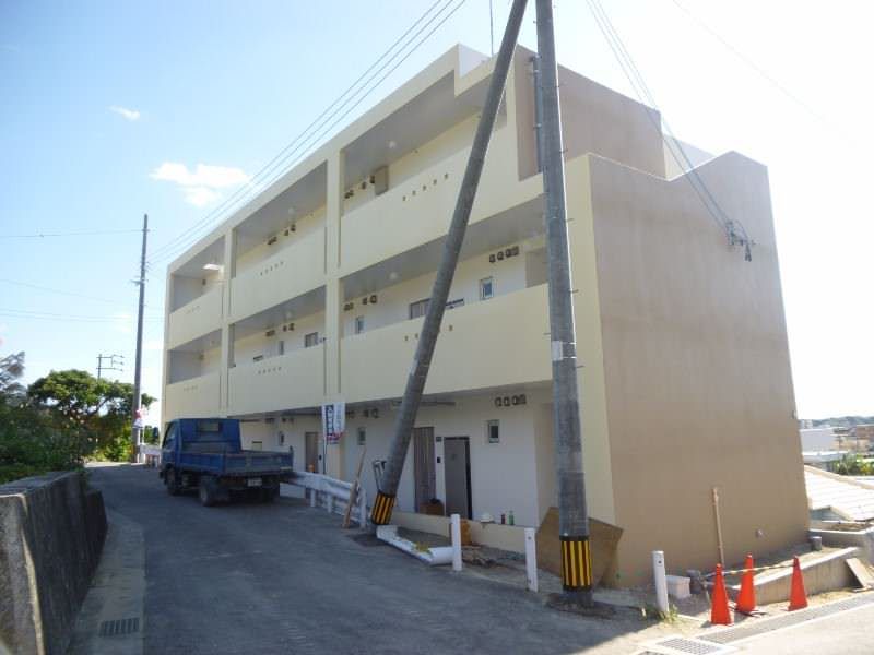 1LDK Apartment for Rent in Tomigusuku, Okinawa - Image 1