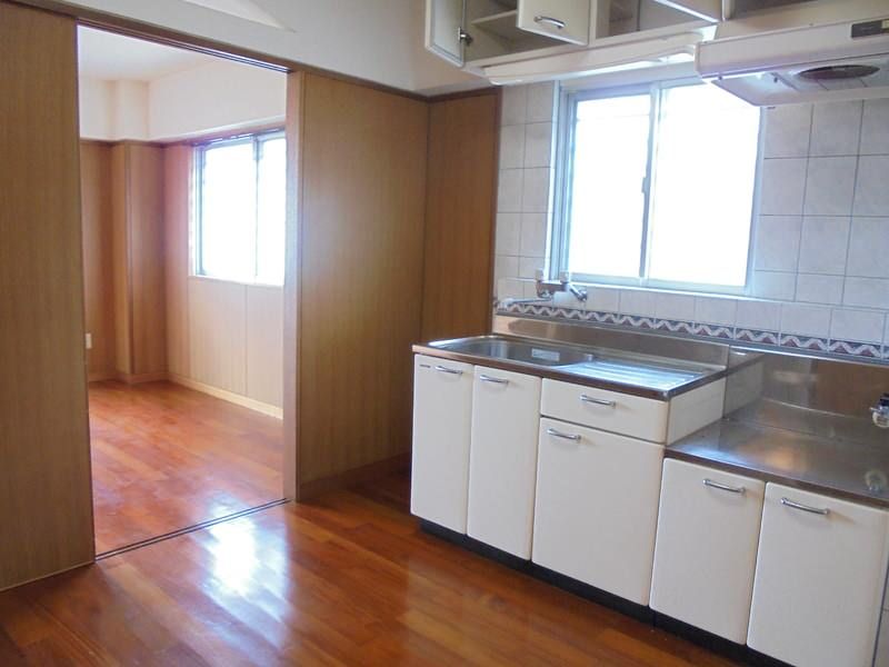 1K Apartment with Ocean View & Free Internet in Nishihara, Okinawa - Thumbnail 2