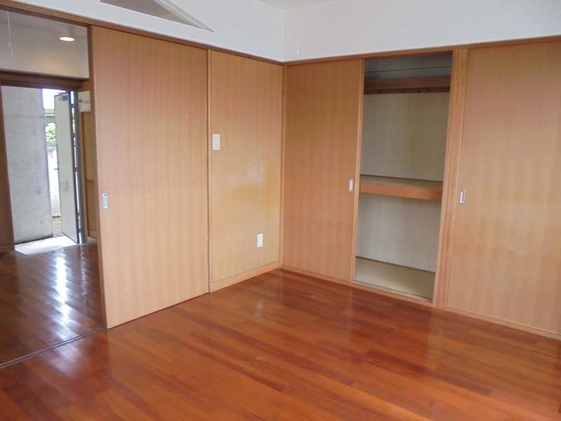 1K Apartment with Ocean View & Free Internet in Nishihara, Okinawa - Thumbnail 4