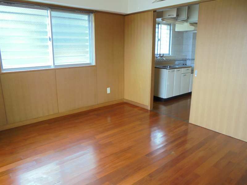 1K Apartment with Ocean View & Free Internet in Nishihara, Okinawa - Thumbnail 3