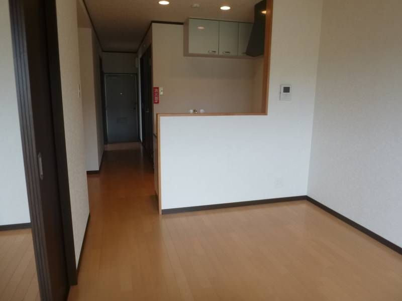 Royal House 102: 2DK Apartment for Rent in Nanjo City, Okinawa - Thumbnail 4