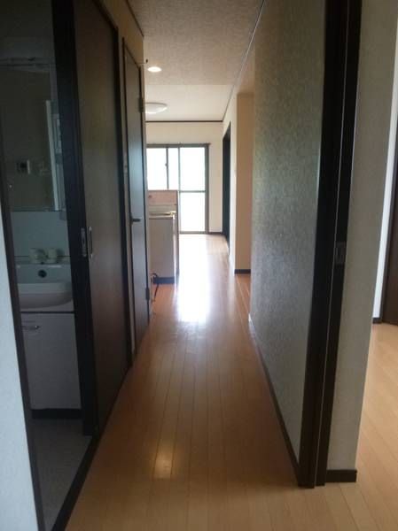 Royal House 102: 2DK Apartment for Rent in Nanjo City, Okinawa - Thumbnail 3