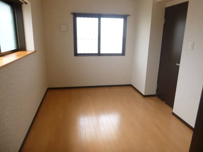 Royal House 102: 2DK Apartment for Rent in Nanjo City, Okinawa - Thumbnail 2