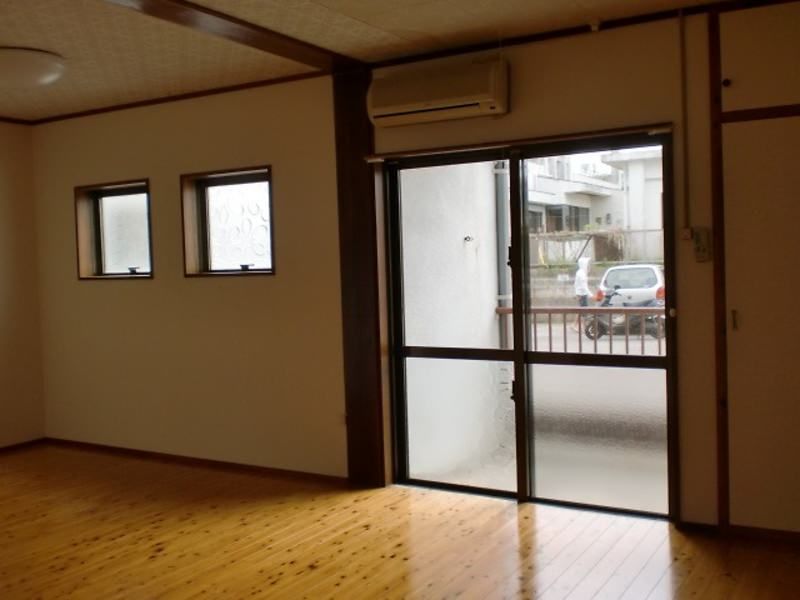 Spacious 1R Apartment for Rent in Ginowan, Okinawa with Free Internet - Thumbnail 3