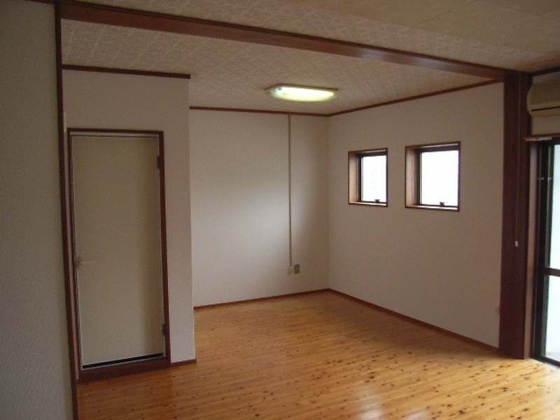 Spacious 1R Apartment for Rent in Ginowan, Okinawa with Free Internet - Thumbnail 4