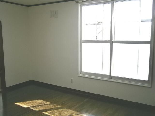 2LDK Apartment for Rent in Quiet Sapporo Neighborhood - Thumbnail 2