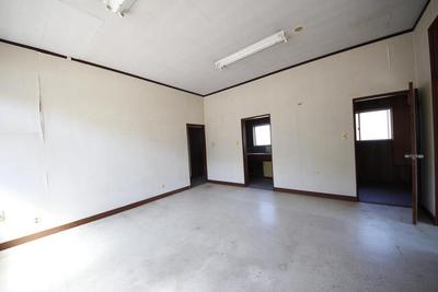 Former Clinic Home for Sale in Fujioka - 4SLDK with Dual Entrances — Image 2, Fujioka, Gunma