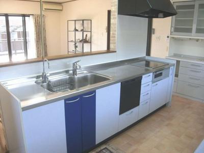 Renovated 6SLDK Two-Family Home in Marugame with 3 Parking Spaces — Image 2, Marugame, Kagawa