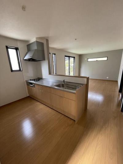 Modern Coastal Home Near Ise Bay in Suzuka City — Image 3, Suzuka, Mie
