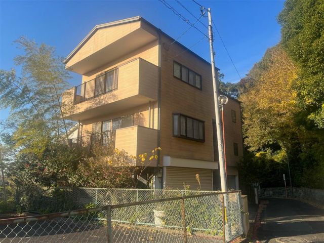3LDK house in Kitakyushu with 226㎡ living space - Image 1
