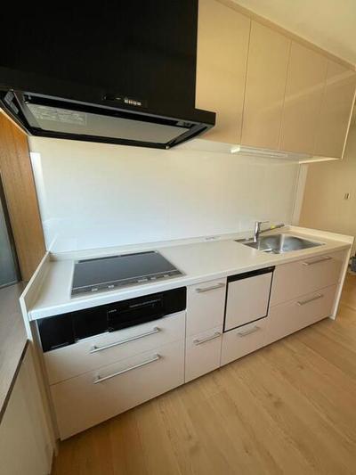 [Hatomark Site] Shinhai-ko, Saijo City, Ehime Prefecture, Shinhai-ko 2-story 5DK Used Detached House — Image 4, Saijo, Ehime