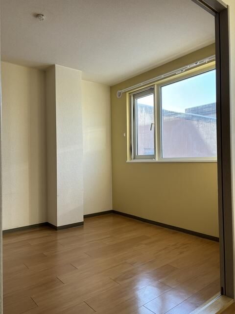 Spacious 2LDK Apartment for Rent in Sapporo's Higashi Ward - Thumbnail 4
