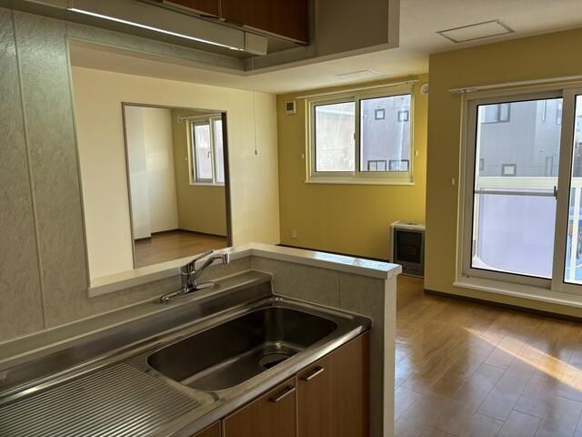 Spacious 2LDK Apartment for Rent in Sapporo's Higashi Ward - Thumbnail 2