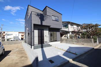 New 4LDK House in Matsuyama with South-Facing Balcony - Thumbnail 2