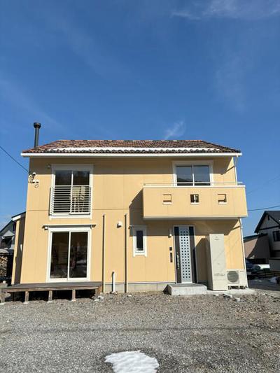 Modern 2LDK House in Tarui with Fireplace and Loft Spaces — Image 1, Tarui, Gifu