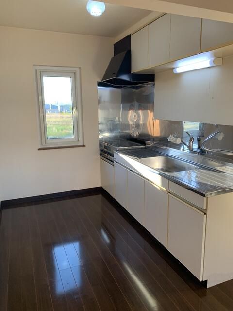 3LDK Apartment for Rent in Takikawa, Hokkaido with South-Facing Living - Thumbnail 2