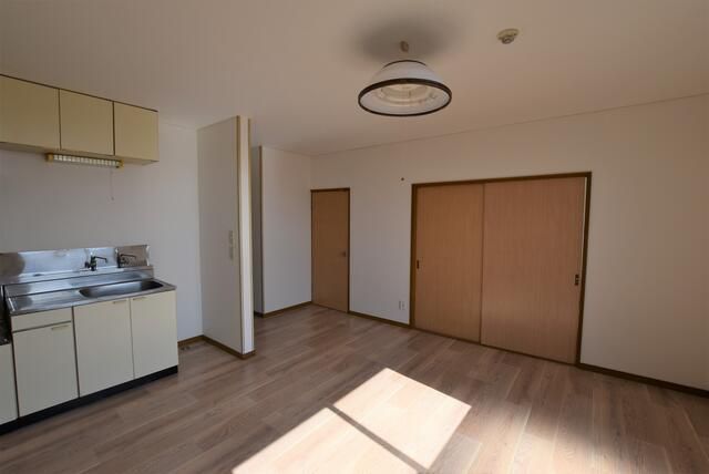 Rental Apartment in Tomakomai: 2LDK, No Key Money, Renovated - Thumbnail 4
