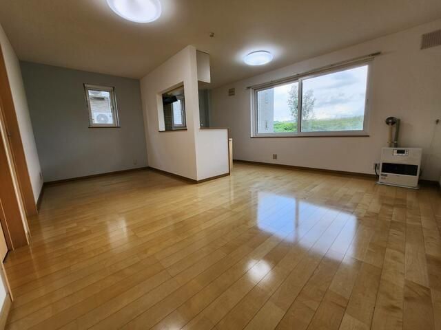 Takikawa 2LDK Apartment for Rent with 2 Parking Spaces - Thumbnail 4
