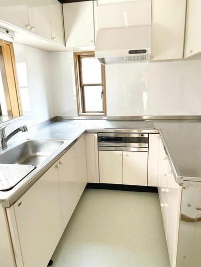 4LDK House in Kitakyushu with 5+ Parking Spaces — Image 1, Moji, Fukuoka