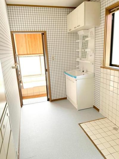 4LDK House in Kitakyushu with 5+ Parking Spaces — Image 4, Moji, Fukuoka