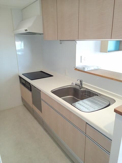 Sapporo Chuo Ward 3LDK Apartment with Mountain Views & Balcony - Thumbnail 4