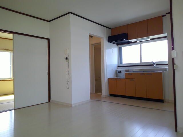 Renovated 1LDK Apartment for Rent in Sapporo's Toyohira Ward - Thumbnail 2