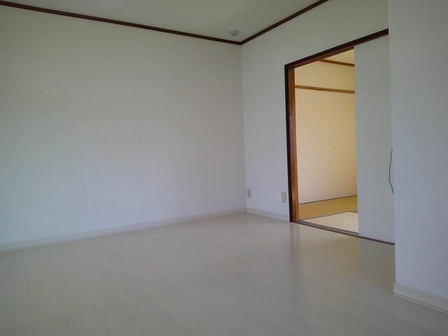 Renovated 1LDK Apartment for Rent in Sapporo's Toyohira Ward - Image 1