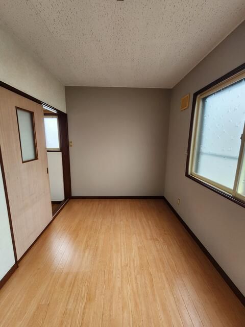 Renovated 2DK Maisonette Apartment for Rent in Yoichi, Hokkaido - Thumbnail 3