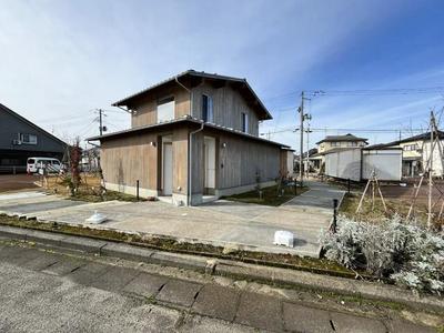 Modern Designer Home with Island Kitchen in Tsubame, Niigata — Image 3, Tsubame, Niigata