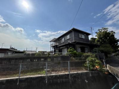 Spacious 4LDK House with Large Yard in Kawanoe-cho, Shikokuchuo — Image 1, Shikokuchuo, Ehime