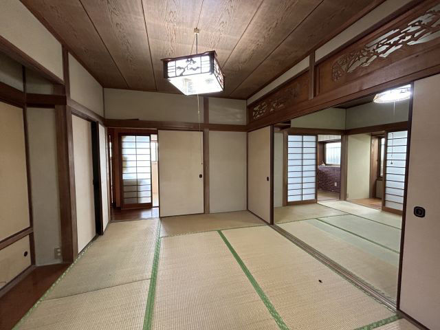1981 5DK house in Ōmuta with 81坪 land - Thumbnail 2