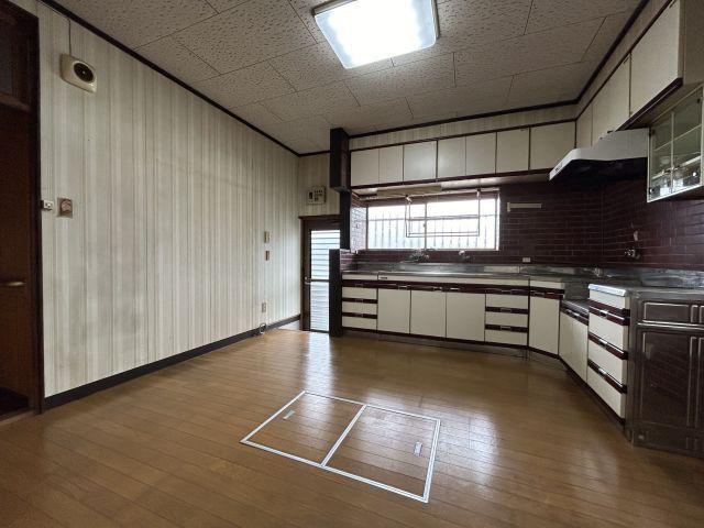 1981 5DK house in Ōmuta with 81坪 land - Thumbnail 3