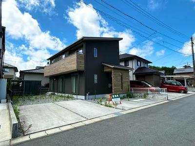 Modern 5LDK House in Shimada City with Solar Panels — Image 1, Shimada, Shizuoka