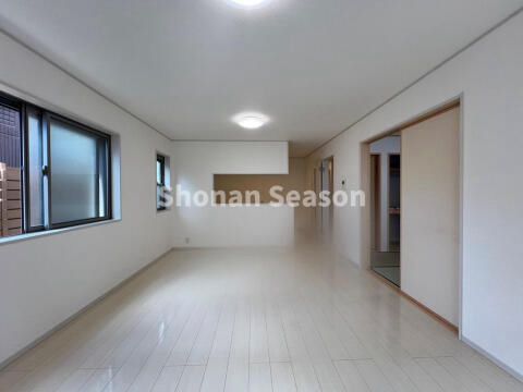 Renovated 4LDK House in Ōiso with Balcony and Parking - Thumbnail 3