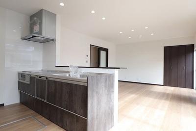 Spacious 4LDK House in Kurume City - 199m² Plot with Parking — Image 1, Kurume, Fukuoka