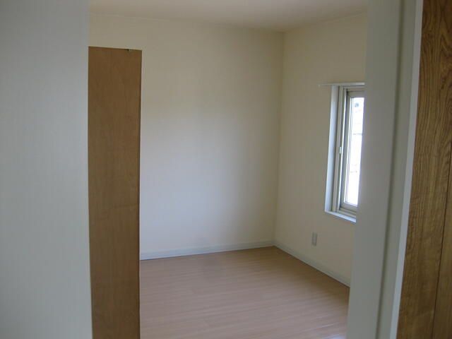 Renovated 2LDK Apartment for Rent in Sapporo's Higashi Ward - Thumbnail 4