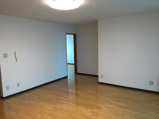 2LDK Apartment with Sunroom & Parking in Takikawa, Hokkaido - Thumbnail 3