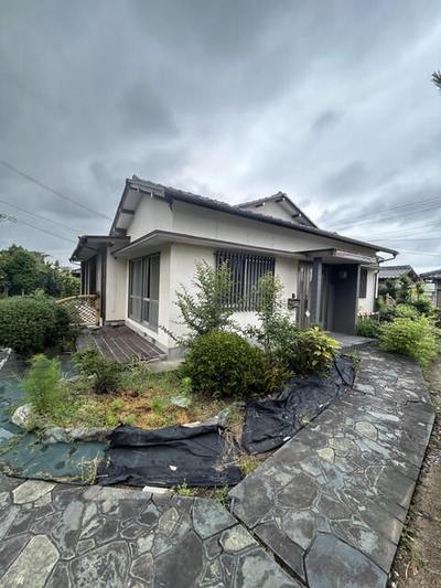 Spacious Single-Story Home in Niihama City - 199 Tsubo Land — Image 1, Niihama, Ehime