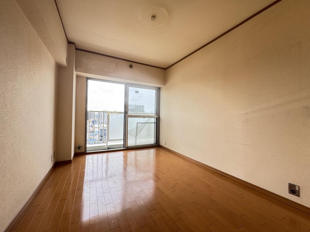 Renovated 3LDK Apartment in Osaka Joto Ward | Southern Balcony - Thumbnail 4