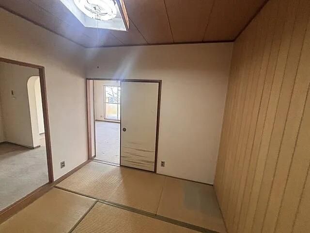 2LDK RC Apartment for Sale in Ashiya, Hyogo with Cherry Blossom Views - Thumbnail 3