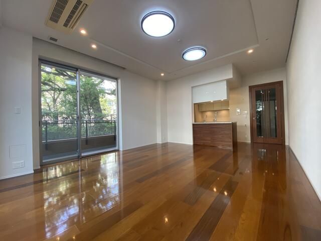 2LDK Apartment for Sale in Hiroo, Tokyo with 38 sqm Balcony - Thumbnail 4