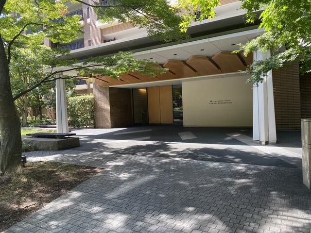 2LDK Apartment for Sale in Hiroo, Tokyo with 38 sqm Balcony - Thumbnail 3