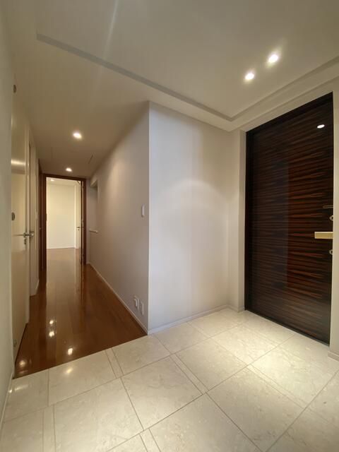 2LDK Apartment for Sale in Hiroo, Tokyo with 38 sqm Balcony - Thumbnail 2