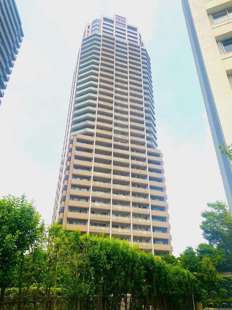 3LDK Apartment for Sale in Toyosu, Tokyo with Skytree Views - Thumbnail 2