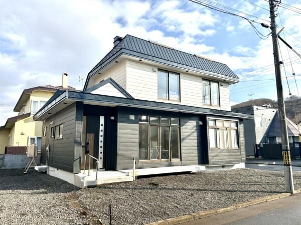 Renovated 4LDK Corner House for Sale in Muroran, Hokkaido - Thumbnail 2
