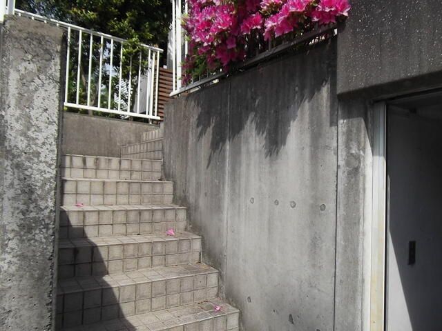 Corner Lot 3DK House with Underground Garage in Yokohama - Thumbnail 4